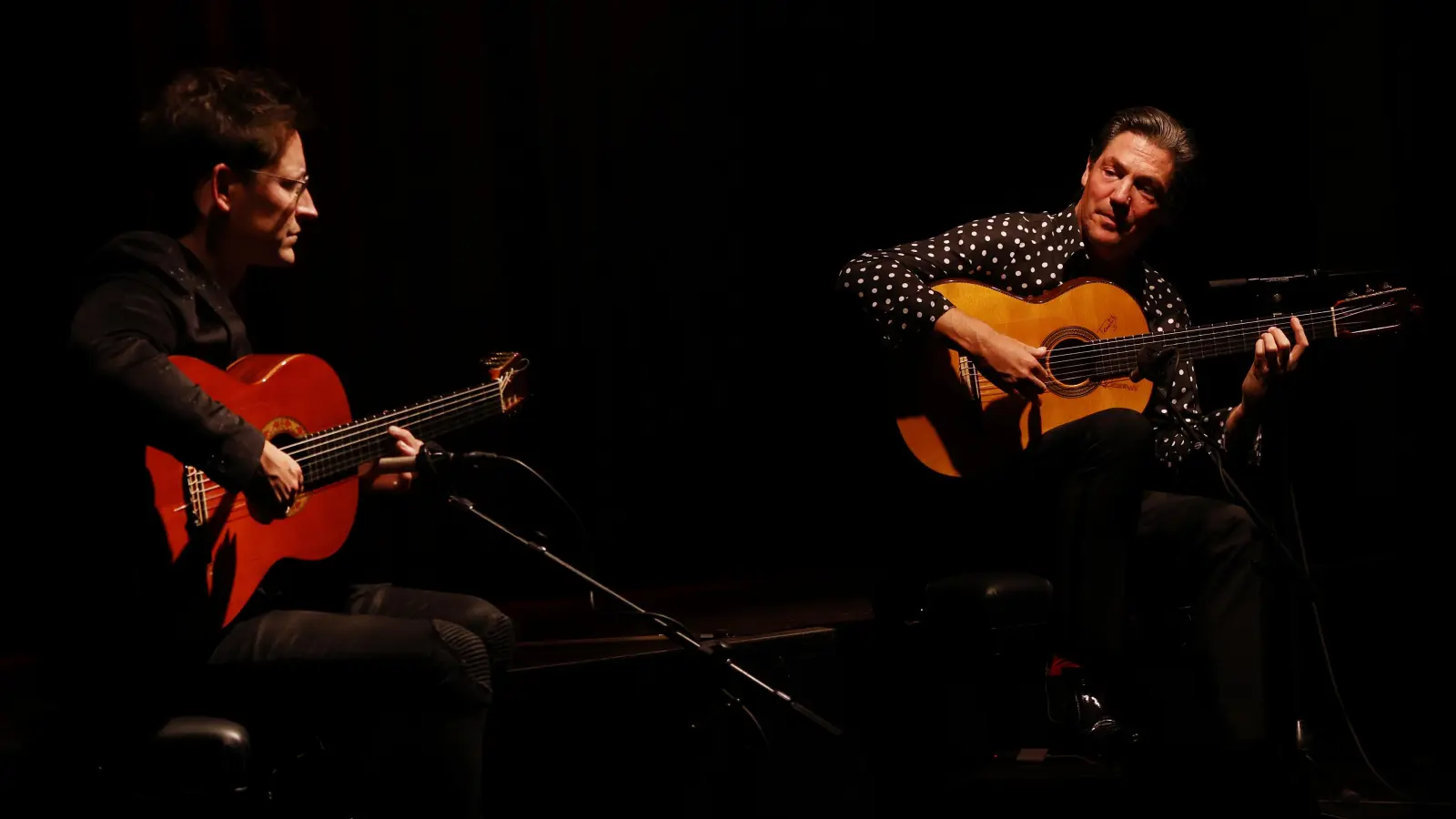 Ein exzellentes Gitarrenduo voller Ideen: Café del Mundo, Alexander Kilian (links) und Jan Pascal in den Kammerspielen. (Foto: Jens Plackner)