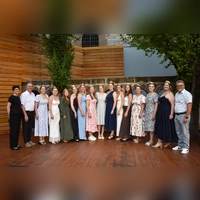 13 fränkische Weinhoheiten waren bei den Feuchtwanger Kreuzgangspielen zu Gast. Empfangen wurden sie von der Leiterin des Kulturbüros, stellvertretenden Intendantin und Dramaturgin, Dr. Maria Wüstenhagen, dem Fördervereinsvorsitzenden Herbert Lindörfer (von links) sowie von CSU-Kreisrat Stefan Horndasch (rechts).  (Foto: Erich Herrmann)