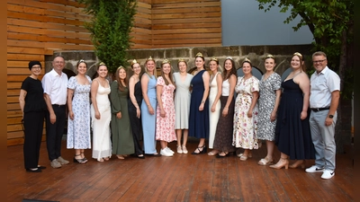 13 fränkische Weinhoheiten waren bei den Feuchtwanger Kreuzgangspielen zu Gast. Empfangen wurden sie von der Leiterin des Kulturbüros, stellvertretenden Intendantin und Dramaturgin, Dr. Maria Wüstenhagen, dem Fördervereinsvorsitzenden Herbert Lindörfer (von links) sowie von CSU-Kreisrat Stefan Horndasch (rechts).  (Foto: Erich Herrmann)