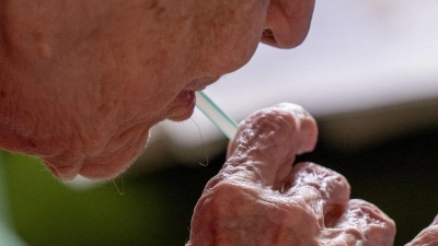 Ältere Menschen und solche mit Vorerkrankungen sind bei extremer Hitze besonders gefährdet. (Foto: Monika Skolimowska/dpa/dpa-tmn)
