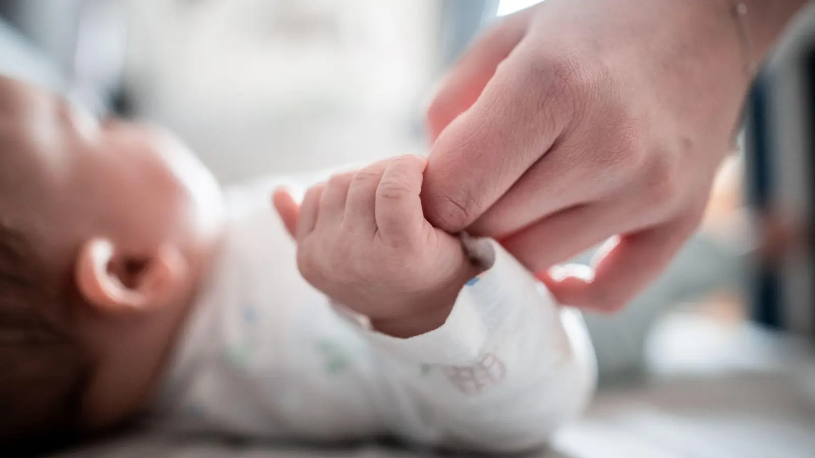Auf ihrer Haushaltsklausur hatte die Staatsregierung das Aus für das Kinderstartgeld beschlossen. (Symbolbild) (Foto: Fabian Strauch/dpa)