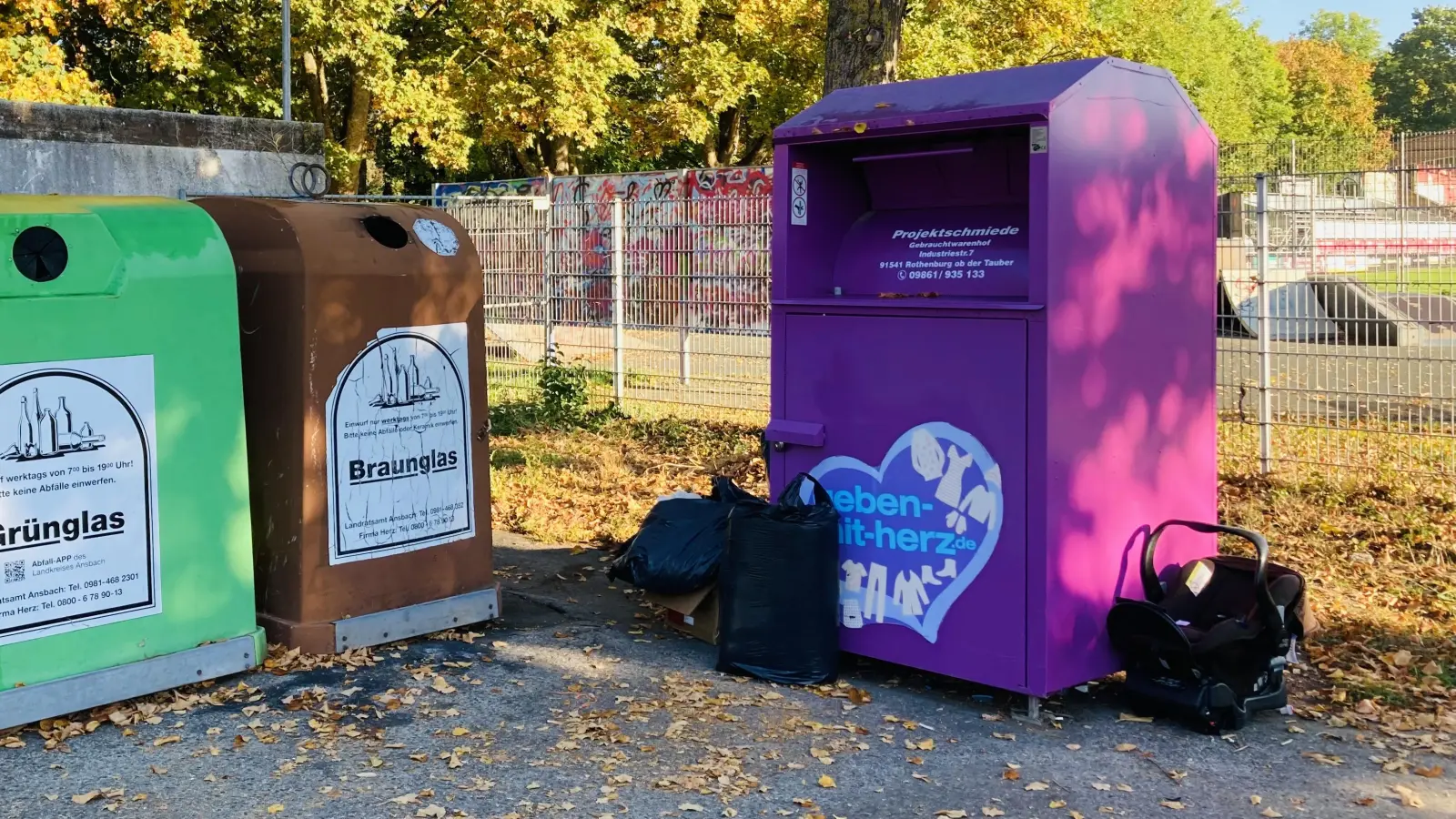 Eine Babyschale, Klamotten, Säcke mit vermutlich ebenfalls Klamotten: Am Altkleidercontainer neben der alten Halle in der Erlbacher Straße liegen Dinge, die dort nicht liegen sollten. CSU-Stadtrat Felix Kölle empfindet die Situation als verheerend. (Foto: Clarissa Kleinschrot)