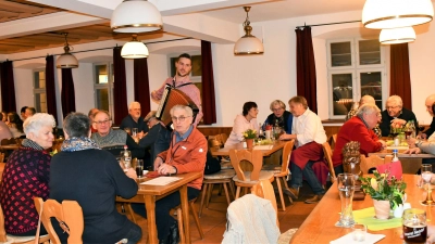 „Quetsch’n Eddy“ unterhielt die Gäste beim Dämmerschoppen mit Livemusik und Gesang. Foto: Gudrun Schwarz