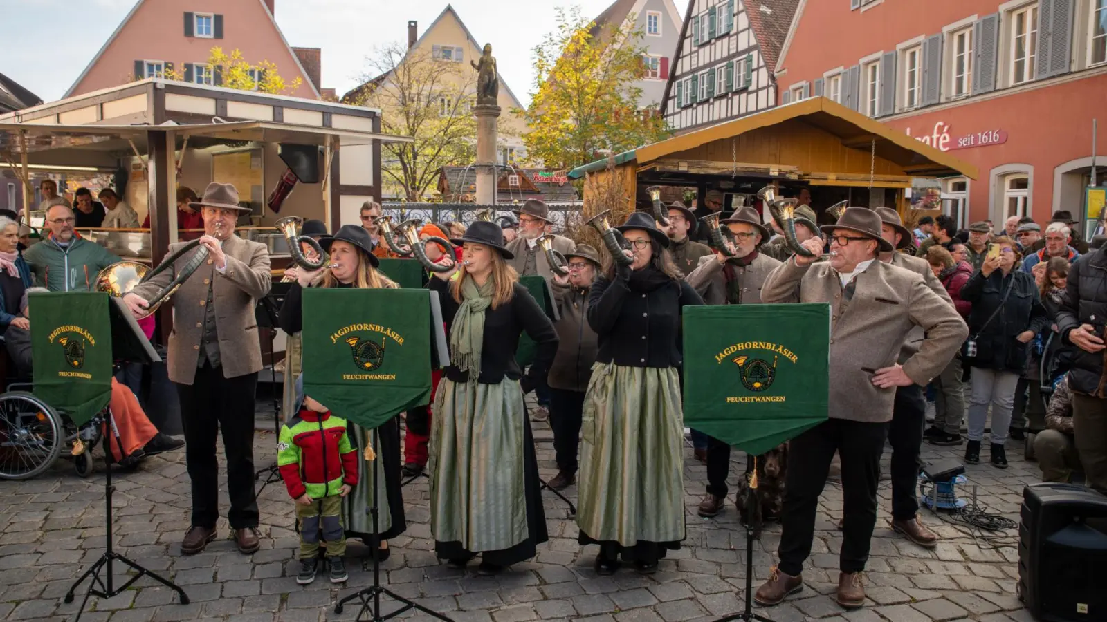 Der Martinimarkt in Feuchtwangen wartet auch in diesem Jahr wieder mit einem vielseitigen Programm auf. Dazu gehört ein Konzert der Feuchtwanger Jagdhornbläser auf dem Marktplatz. (Foto: Tourist-Information Feuchtwangen/Christoph Bender)