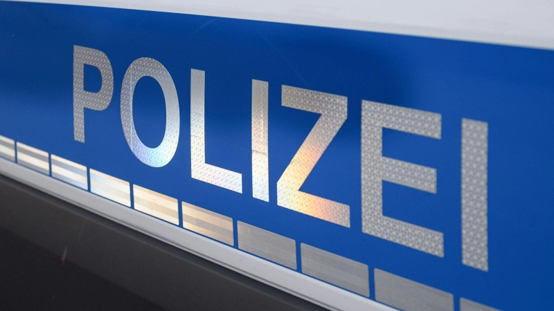 Die Bedrohung einer Frau durch einen Autofahrer mit Schlagstock beendete die Polizei in Bad Windsheim.  (Symbolbild: Daniel Vogl/dpa)