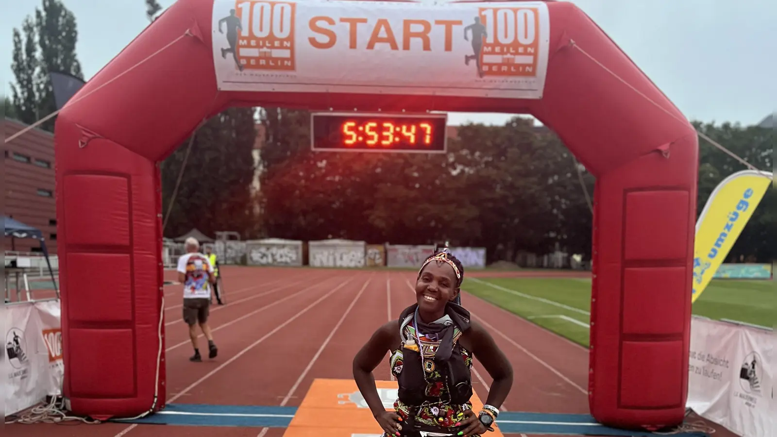 Ganz früh am Morgen schon so gut gelaunt: Purity Jenninger beim Start in Berlin. (Foto: Purity Jenninger/Selfie)