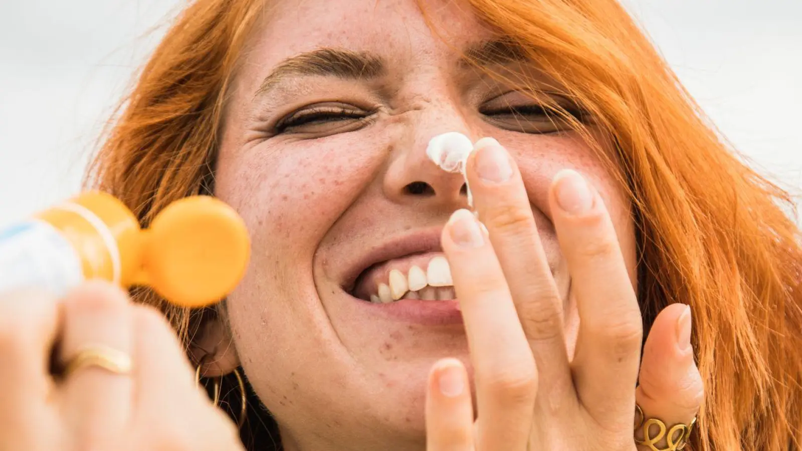 Sonnencreme ist nicht gleich Sonnencreme: Es gibt eine Vielzahl an UV-Filtern, von denen einige im Verdacht stehen, der Umwelt zu schaden.  (Foto: Christin Klose/dpa-tmn)