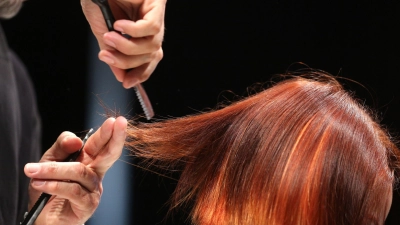 Das große Umstyling direkt vor dem Strandurlaub? Wer sich die Haare frisch färben lassen möchte, sollte den Termin lieber erst nach dem Urlaub machen.  (Foto: Ina Fassbender/dpa-tmn)