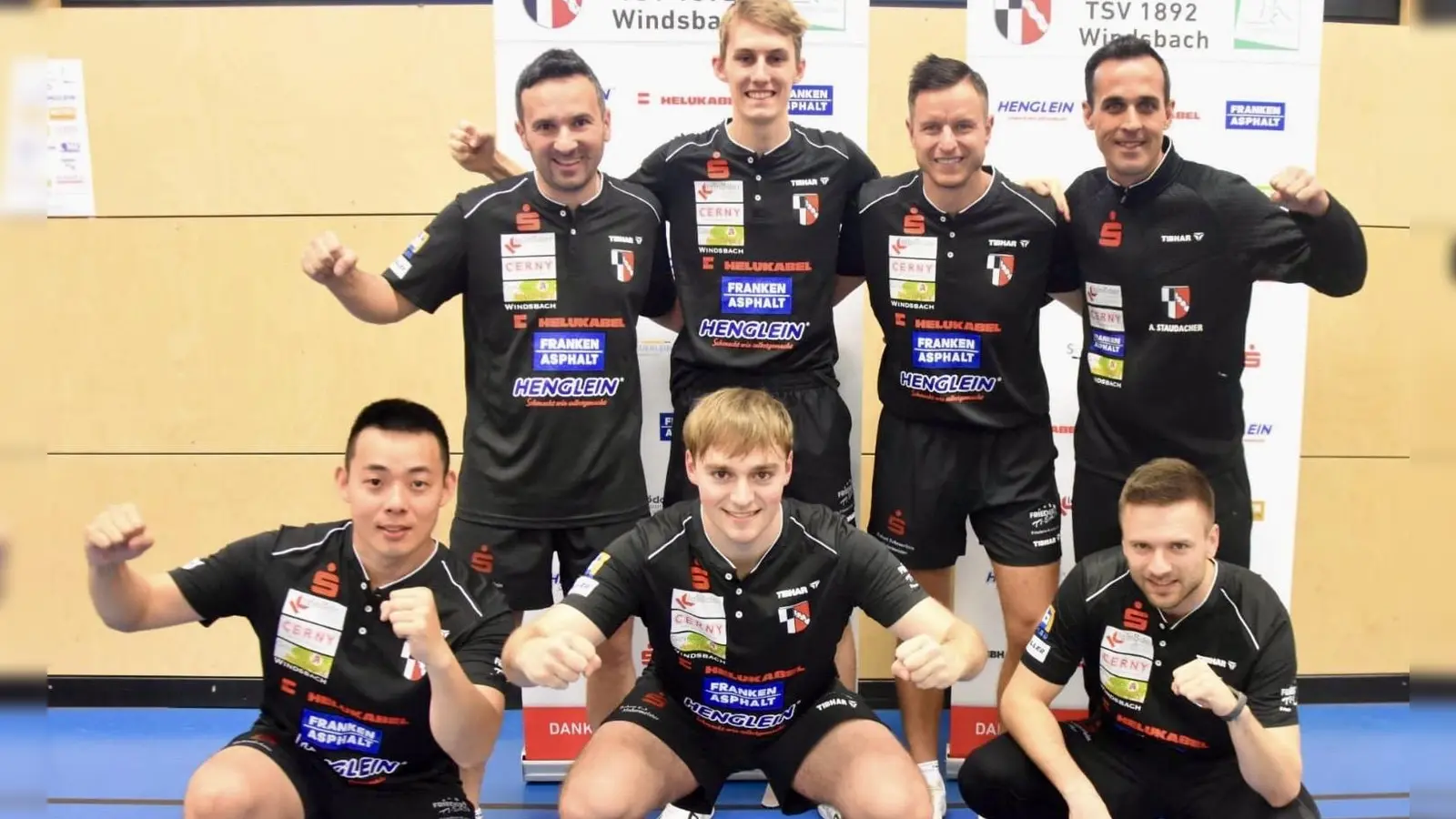 TSV Windsbach, Aufsteiger in die 2. Liga, hinten v. l.: Bojan Tokic, Tom Schweiger, Petr David, Mannschaftsführer Andreas Staudacher. Vorne v. l.: Chen Chien An, Daniel Rinderer und Jakub Folwarski. (Foto: Jürgen Renner)