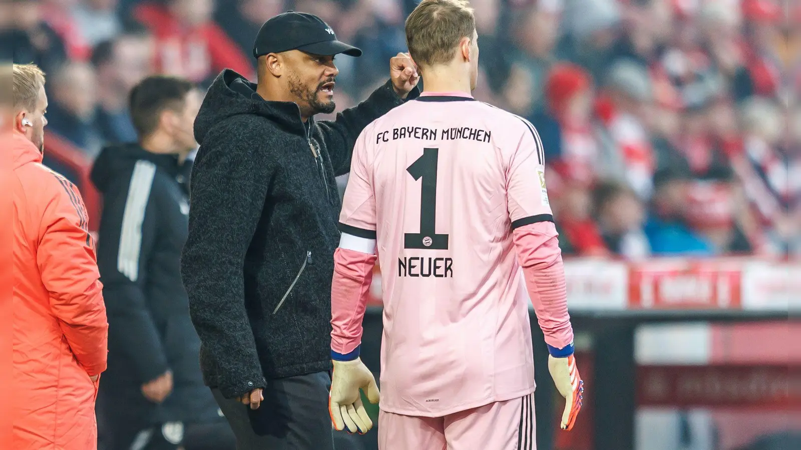 Vincent Kompany (l) und Manuel Neuer im Austausch bei einem Bayern-Spiel. (Archivbild)  (Foto: Andreas Gora/dpa)