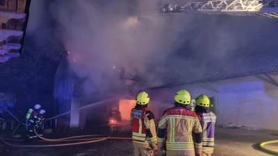 Die Feuerwehr war schnell vor Ort. Daher konnte das Übergreifen des Feuers auf andere Gebäudeteile verhindert werden.<br> (Foto: Rainer Weiskirchen)