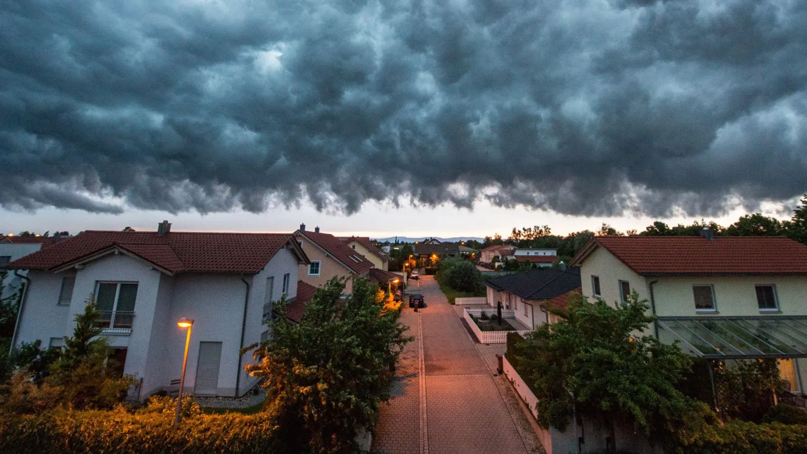 Fenster zu, Blumenkübel rein: Droht ein Sturm, sollten Sie sich und lose Gegenstände in Sicherheit bringen. (Foto: Armin Weigel/dpa)