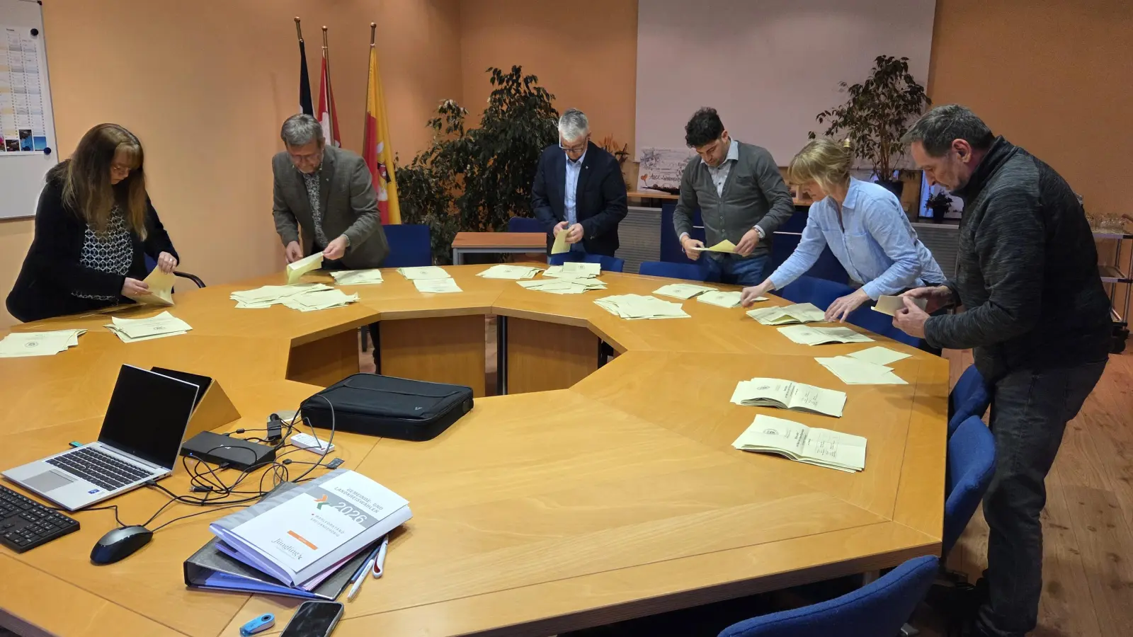 In der Gemeinde Hagenbüchach wird, wie in vielen anderen Wahllokalen, eifrig ausgezählt. (Foto: Rainer Weiskrichen)