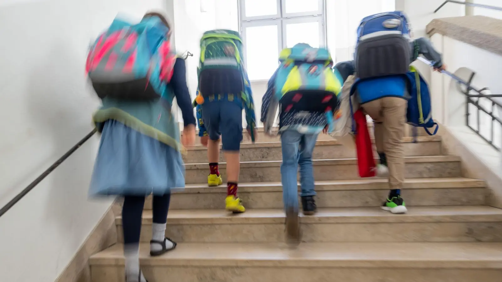 Drei Schulen sind in Trägerschaft des Bistums Würzburg. (Symbolbild)  (Foto: Peter Kneffel/dpa)