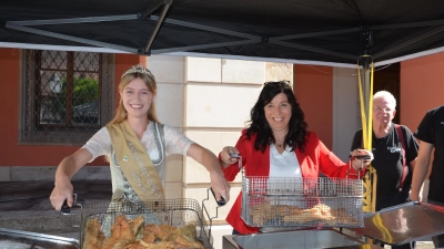 Die Karpfenkönigin Antonia Dümmler (links) und stellvertretende Bürgermeisterin Heike Gareis holten die frisch gebackenen Karpfen aus der Fritteuse.  (Foto: Christa Frühwald)
