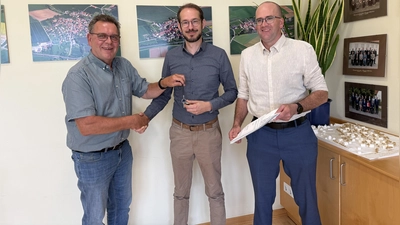 Bürgermeister Jörg Rabenstein (rechts) freute sich, dass Neuherberg mit Michael Scheller (Mitte) wieder eine Stimme hat und Dieter Förster (links) überreichte seinem Nachfolger zum Einstand die Schlüssel für das Dorfgemeinschaftshaus. (Foto: Sylvia Fehlinger)