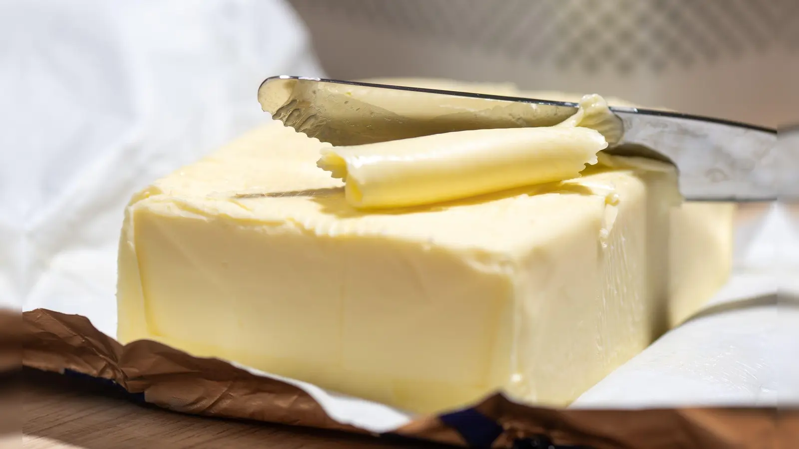 Erst im Oktober war ein Rekordpreis für Butter erreicht worden - nun sinken die Preise. (Symbolbild) (Foto: Hendrik Schmidt/dpa)