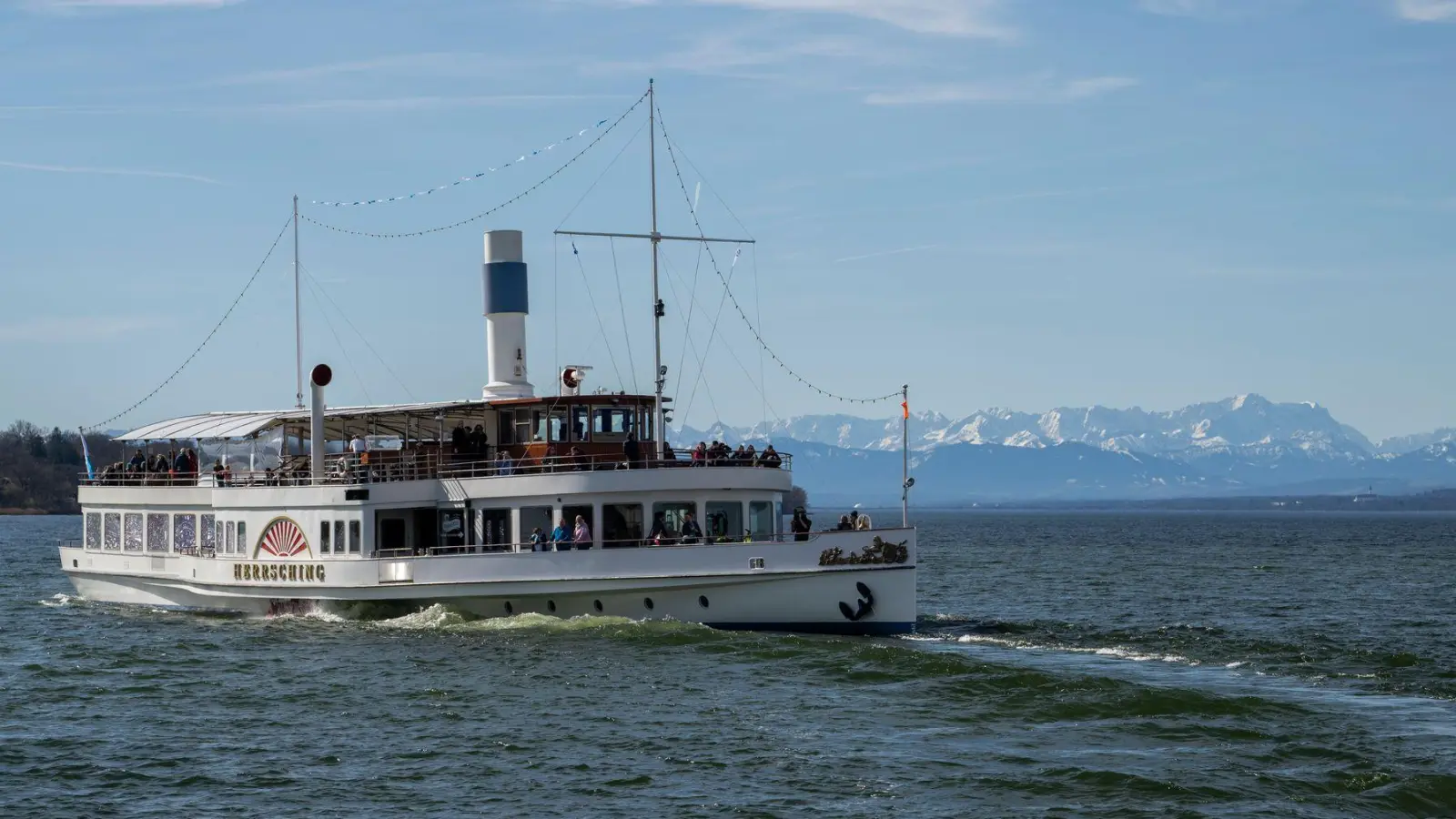 Am Ostersonntag hat die Saison für die Bayerische Seenschifffahrt begonnen.   (Foto: Stefan Puchner/dpa)