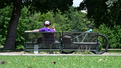 Bis zu 38 Grad erwartet der Deutsche Wetterdienst (DWD) in der nächsten Woche (Archivbild).  (Foto: Florian Diettrich/dpa)