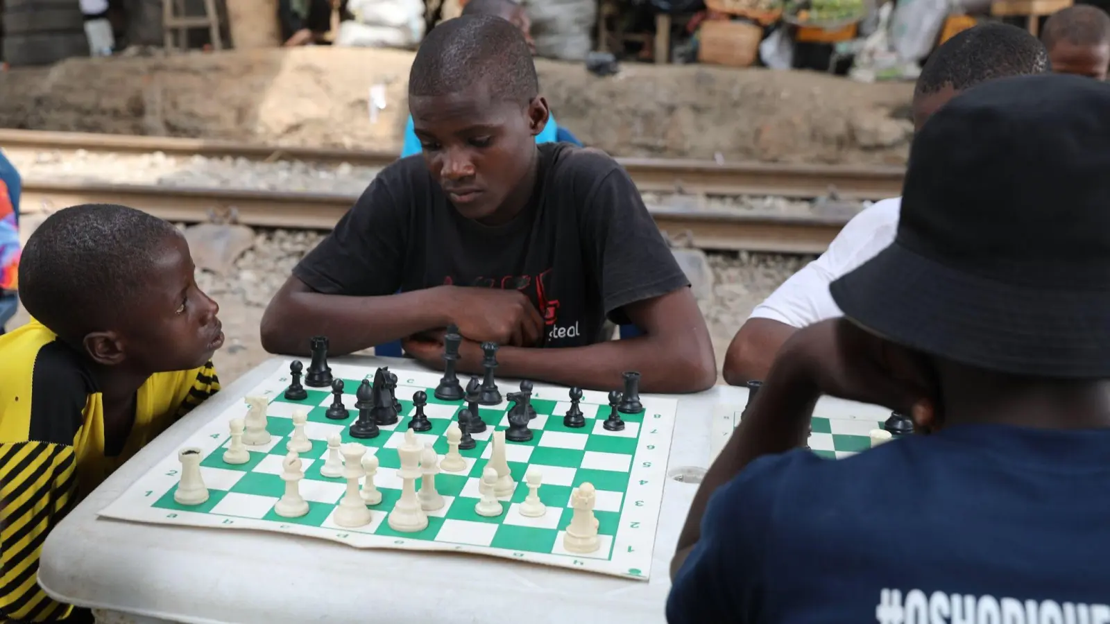 Der 15-Jährige Junior Monday bei einem Treffen der Organisation „Chess in Slums“ im nigerianischen Lagos. (Foto: Sam Olukoya/dpa)