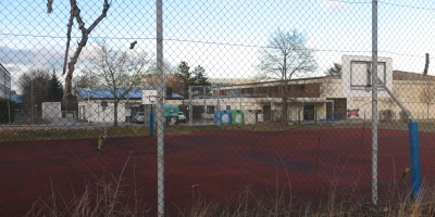 Ein paar im Zaun hängende Äste sind übriggeblieben von den Bäumen und Sträuchern, die im Süden des Sportgeländes für den Bau einer Containeranlage gerodet wurden. (Foto: Eckard Dürr)