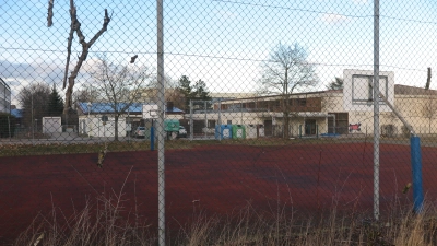 Ein paar im Zaun hängende Äste sind übriggeblieben von den Bäumen und Sträuchern, die im Süden des Sportgeländes für den Bau einer Containeranlage gerodet wurden. (Foto: Eckard Dürr)