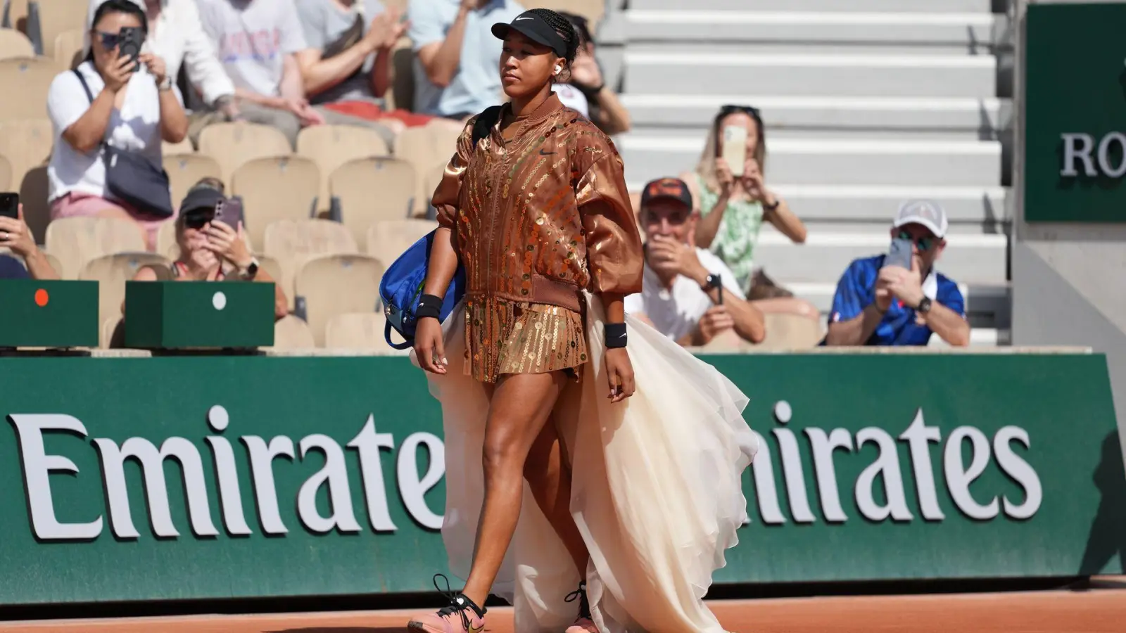 Naomi Osaka ist ein Star - und darf nun auch ein Match in der Nightsession bei den French Open spielen. (Foto: Thibault Camus/AP/dpa)