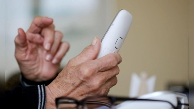 Telefonbetrüger versuchten es bei dem Mann aus Ingolstadt mit derselben Masche. (Symbolbild) (Foto: Roland Weihrauch/dpa)