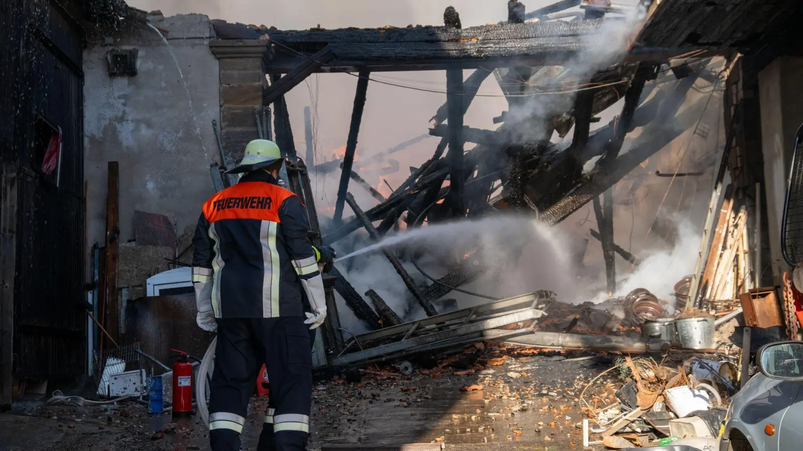 Eine Scheune war der Ausgangspunkt des Feuers. (Foto: Pia Bayer/dpa)