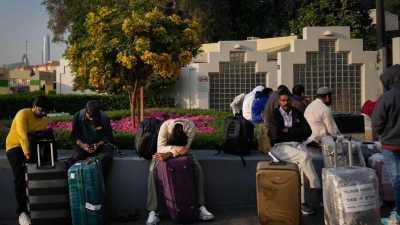Viele Menschen stecken am Flughafen fest.  (Foto: Altaf Qadri/AP/dpa)