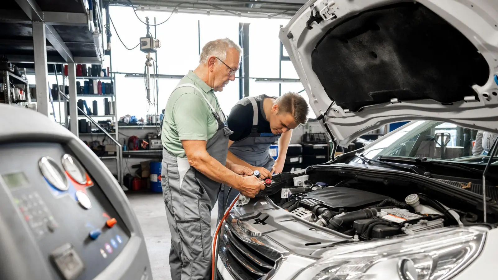 Eine Umfrage unter Fachkräften zeigt, dass besonders oft ältere Arbeitnehmer ihren Job als Berufung sehen. (Foto: Benjamin Nolte/dpa-tmn)