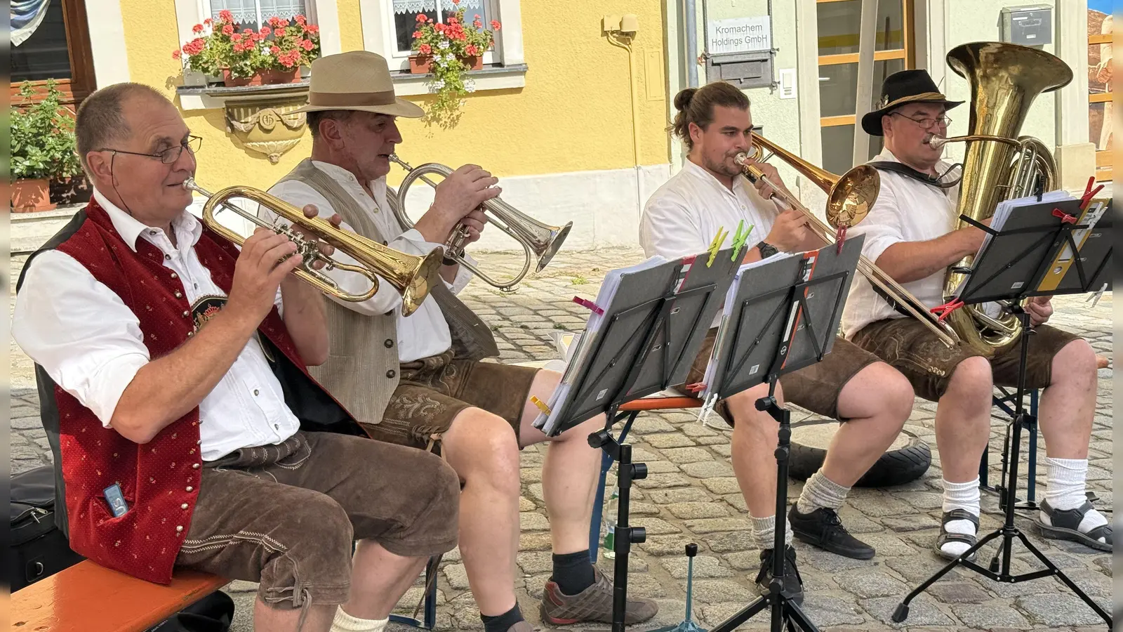 Eine Musikgruppe bei der alle Mitwirkenden „Binder” heißen: Das Trio „Binders Bleche“ aus Dürrwangen: Drei musikalische Brüder und bereits in zweiter Generation musizierend, begeisterte das Publikum. (Foto: Sylvia Fehlinger)