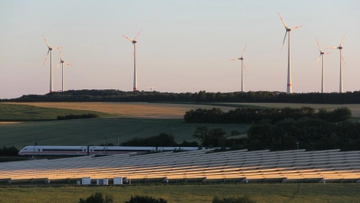 Windräder, Photovoltaik und eine Bahnstrecke: Der Scheinfelder Raum bietet gute Voraussetzungen für den EnergieHub Steigerwald. (Symbolbild: Oliver Herbst)
