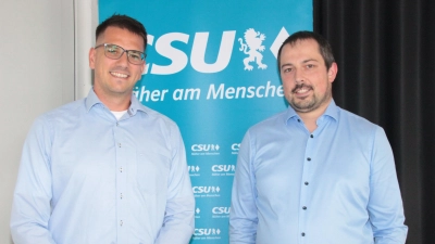 Andre Höger (re.) geht für die CSU als Bürgermeisterkandidat ins Rennen. Ortsvorsitzender Johannes Popp lobte den Stadtrat für sein Engagement in vielen Bereichen. (Foto: Robert Maurer)