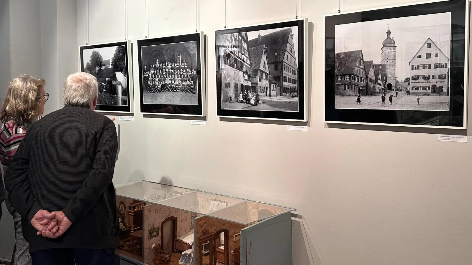 Über 30 großformatige historische Fotografien, die Rosemarie Hauser-Metzger und Dr. Hans-Dieter Metzger digitalisiert haben, ergänzen die Spielzeugsammlung. (Foto: Martina Haas)