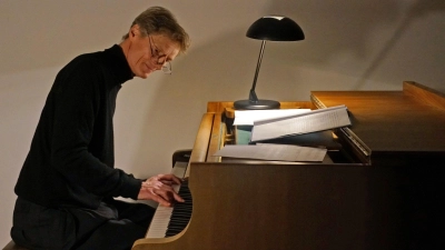 Komponierte Musik zu Oscar Wildes Märchen „Der eigensüchtige Riese“ und erzählte es sich selbst begleitend: Hartmut Scheyhing (Foto: Elke Walter)