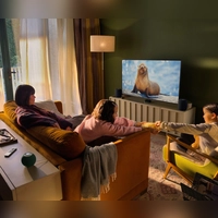 Zwei vorn, zwei hinten - und fertig ist das immersive Heimkino-Setup: In Verbindung mit dem neuen Apple TV 4K unterstützt der neue HomePod Mini 2 Surround-Sound mit vier Lautsprechern. (Foto: Apple/dpa-tmn)