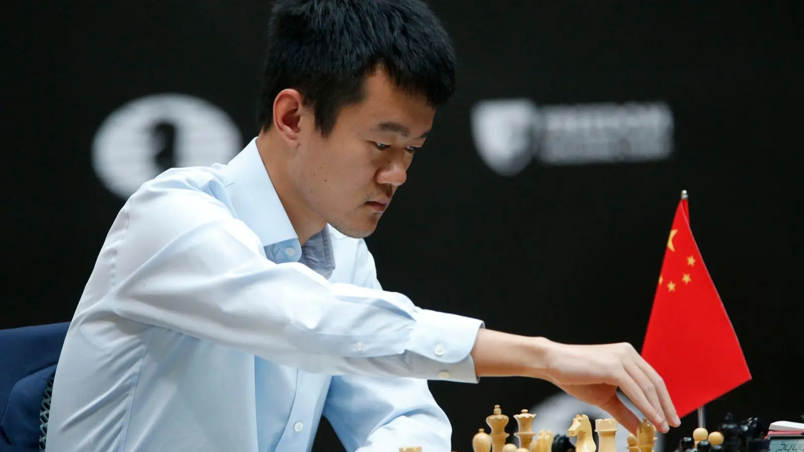 Ding Liren holte sich im Tiebreak den WM-Titel. (Foto: Stanislav Filippov/AP/dpa)