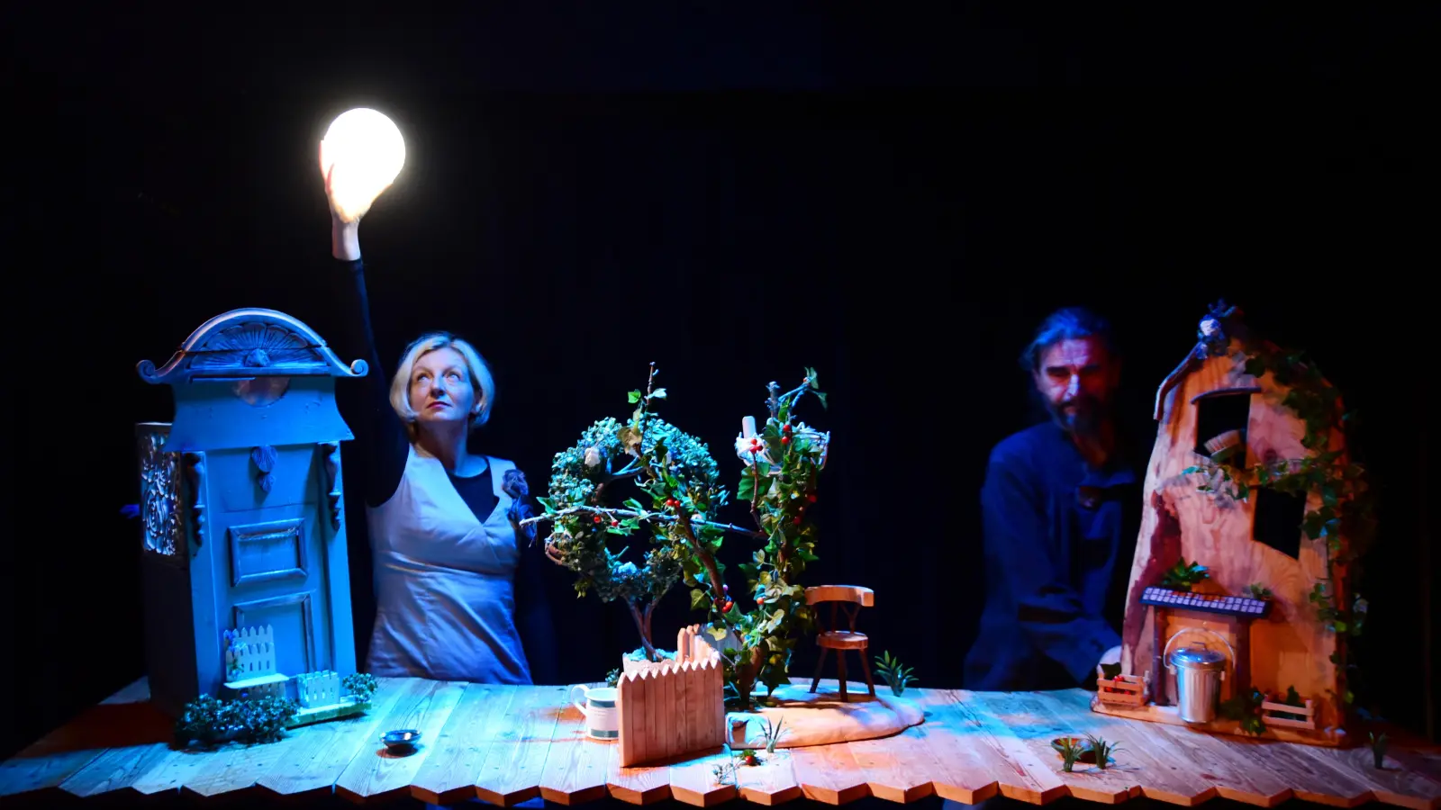 Poetische Parabel über gute Nachbarschaft: Claudia Kucharski und Wiesław Dawidczyk in „Nachbarn/Sąsiedzi“. Die polnisch-deutsche Koproduktion hatte 2019 im Theater Kopfüber Premiere. (Archivfoto: Jim Albright)