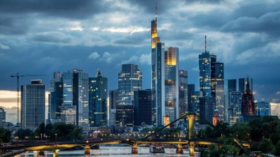 Banken halten sich wegen der Wirtschaftsflaute mit Krediten zurück. (Symbolbild) (Foto: Boris Roessler/dpa/dpa-tmn)