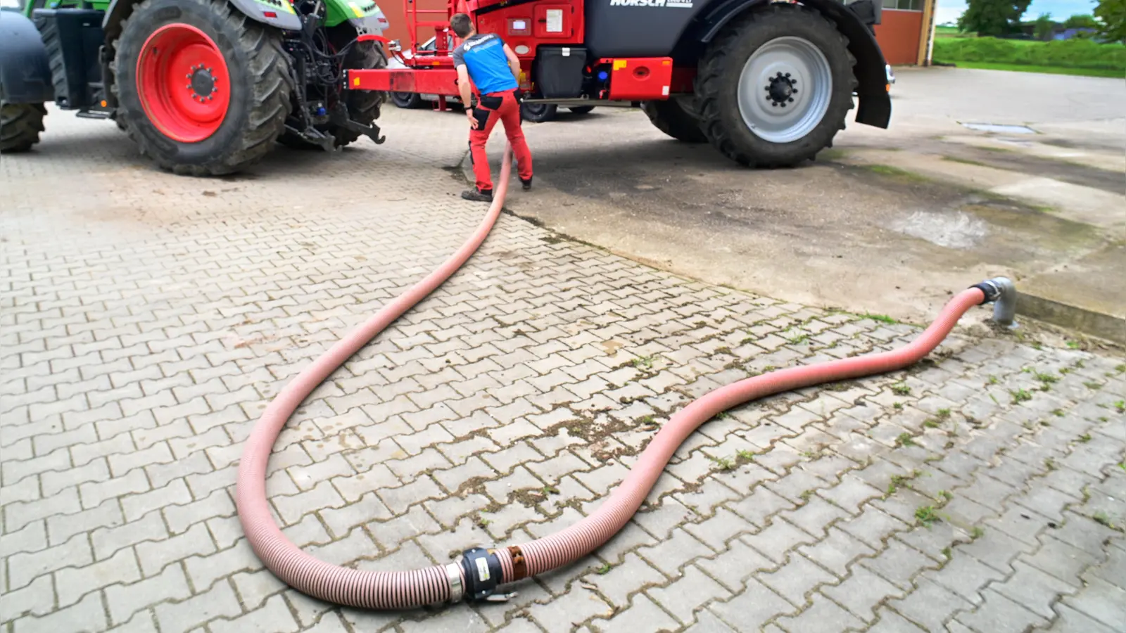 „Der ganze Pflanzenschutz in der Strüther Flur wird mit Regenwasser gemacht“, sagt Gerhard Sauerhammer. Dafür wird das Wasser aus der Grube in die entsprechende Maschine gepumpt. (Foto: Jim Albright)