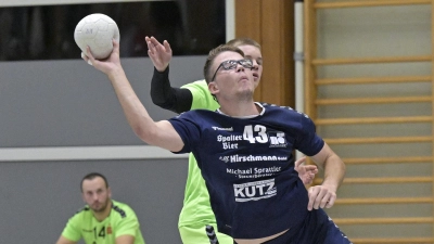 Jonas Wenzlik (am Ball, hier im Spiel gegen die HG Ansbach), erzielte zwölf Tore für Kernfranken gegen die HG Zirndorf, dennoch gab es in der Aufstiegsrunde eine knappe Niederlage. (Foto: Martin Rügner)