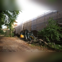 Zur Sanierung der Dinkelsbühler Stadtmauer stehen im Stadtgraben Bagger und passende Steine liegen bereit.  (Foto: Stefan Neidl)