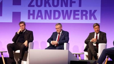 Bayerns Ministerpräsident Markus Söder (CSU), Handwerkspräsident Jörg Dittrich und Bundeswirtschaftsminister Robert Habeck (Grüne) bei der Veranstaltung „Zukunft Handwerk“ im Internationalen Congress Center München. (Foto: Uwe Lein/dpa)