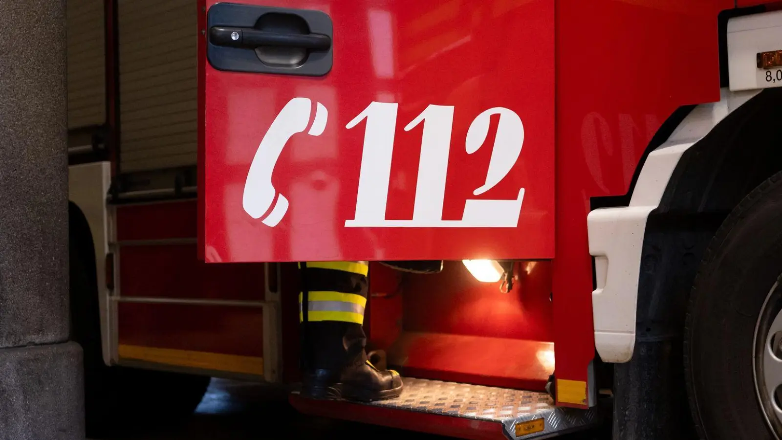 Einsatz auf dem Flugplatz: Die Feuerwehr löschte das brennende Sportflugzeug. (Symbolbild) (Foto: Niklas Treppner/dpa)