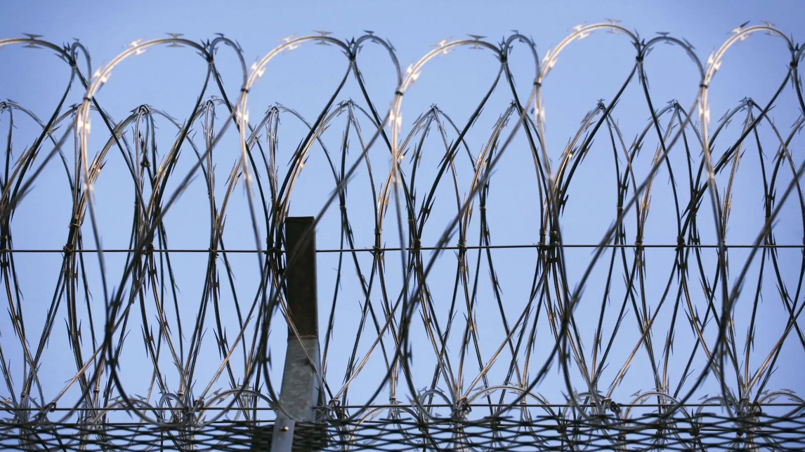 Dass Flüchtlinge in einem ehemaligen Gefängnis untergebracht werden, ist für den Flüchtlingsrat eine menschenrechtliche Bankrotterklärung. (Symbolbild) (Foto: Wolfram Steinberg/dpa)