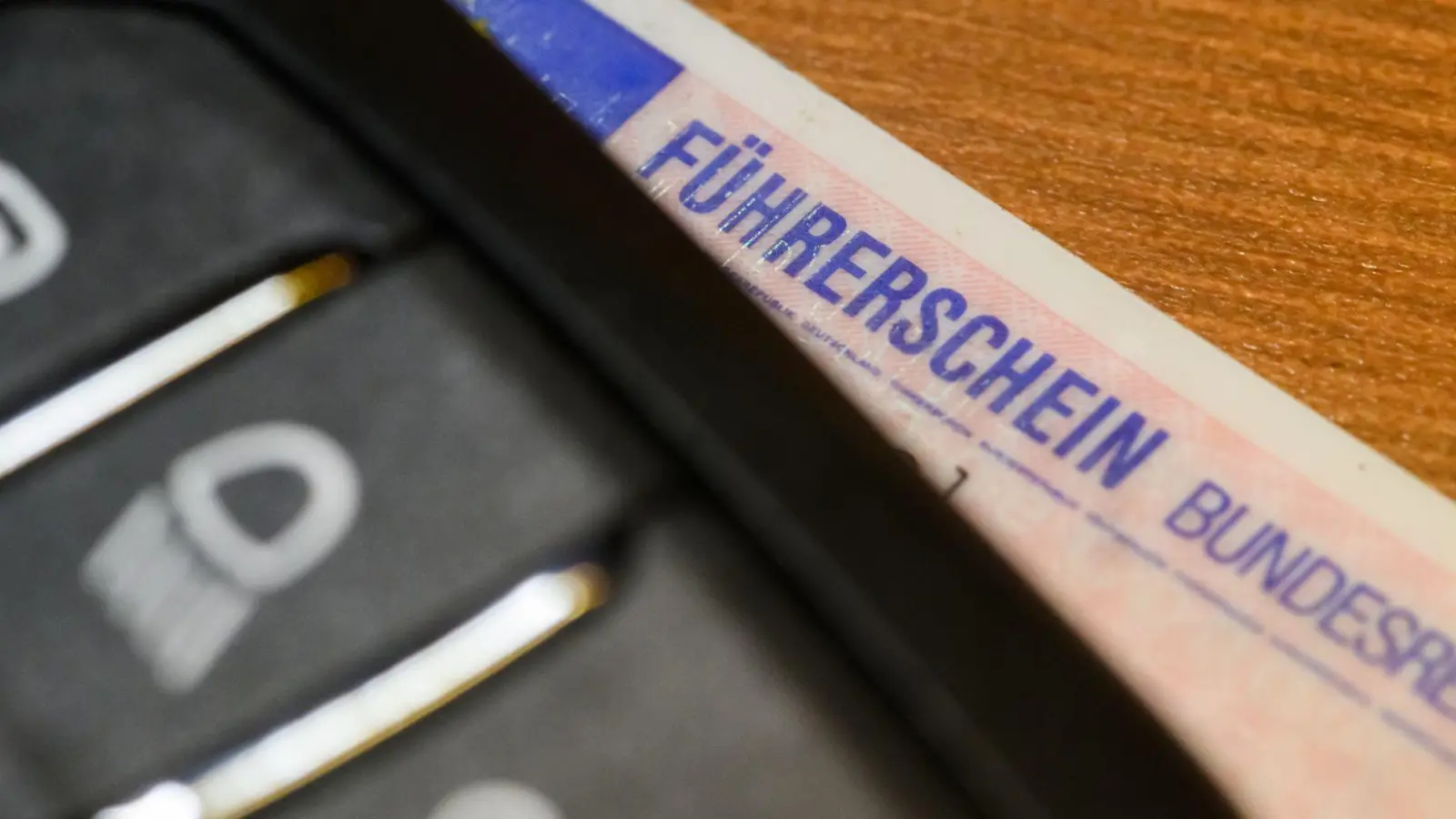 Führerschein: Bis zu 1.000 Euro günstiger? (Foto: Robert Michael/dpa)