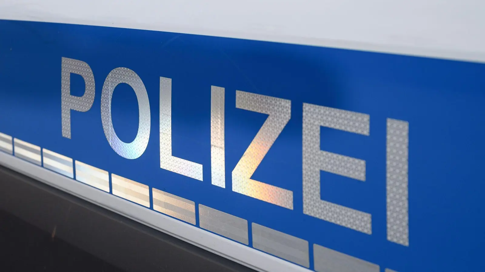 Die Polizei ermittelt wegen eines „missbräuchlich” verwendeten Feuerlöschers. (Symbolbild: Lino Mirgeler/dpa/Symbolbild)
