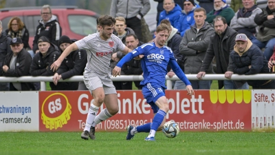 Mit 4:4 trennten sich der SC Aufkirchen (links Sven Kranz) und Fortuna Neuses (Lukas Mahlein) am vergangenen Sonntag. Beide Mannschaften kassierten in den letzten Spielen zu viele Gegentore. Der SCA will dies im Heimspiel am Samstag gegen Heideck ebenso wieder besser machen wie die Fortuna am Sonntag in Meckenhausen. (Foto: Martin Rügner)