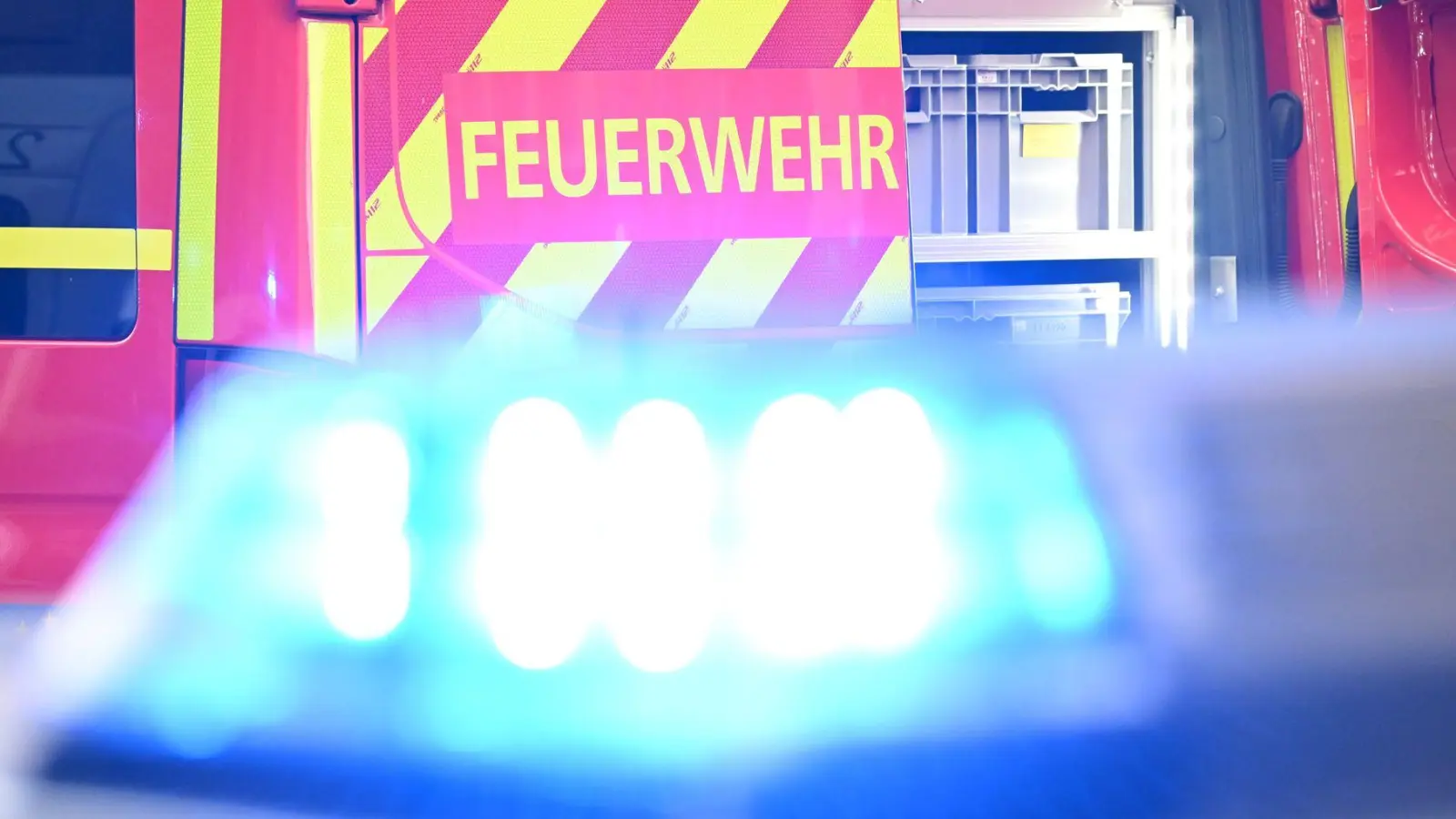 Zunächst wurde eine eingeklemmte Person gemeldet, weshalb auch die Feuerwehr alarmiert wurde. (Symbolbild) (Foto: Bernd Weißbrod/dpa)